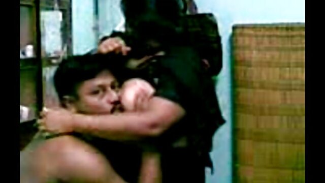 کودک کوچک برزیلی توسط دو خروس لعنتی می شود سکس موبوگرام